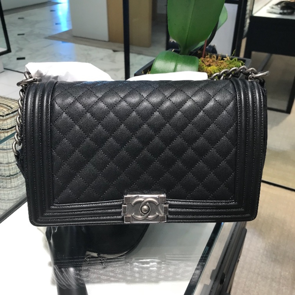 SOLD🎉🎉🎉Chanel Boy Bag New Medium sz 18P series